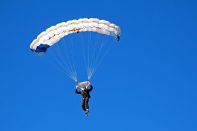 乐鱼app官方下载-勇士队史传奇：张伯伦、里克巴里、库里，他们的贡献如何？，张伯伦vs里德